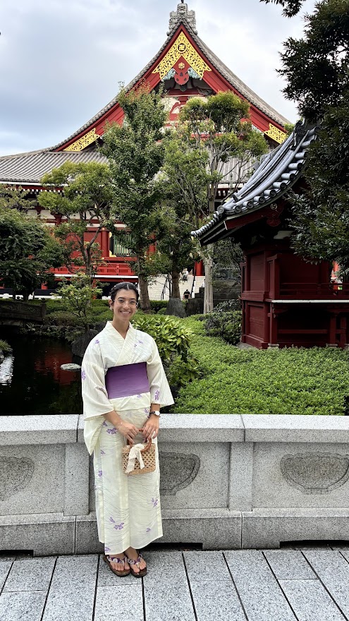 Brenda usando yukata em um jardim no Japão